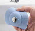 Bouchon Bigbon en silicone souple plié dans la main