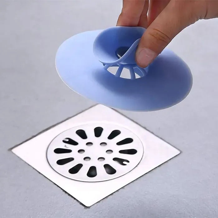 Bouchon Bigbon bleu posé au-dessus d'un siphon de sol de douche